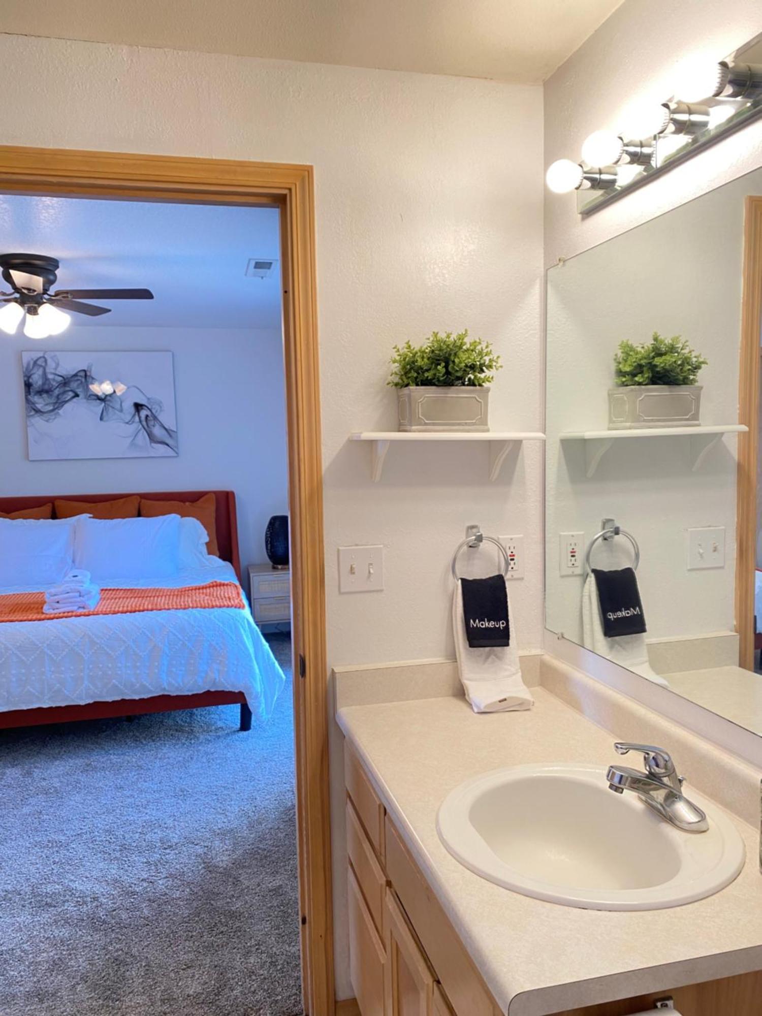 Villa Hot Tub! King Bed-Firepitt-Near Airport& Freeway à Medford Extérieur photo