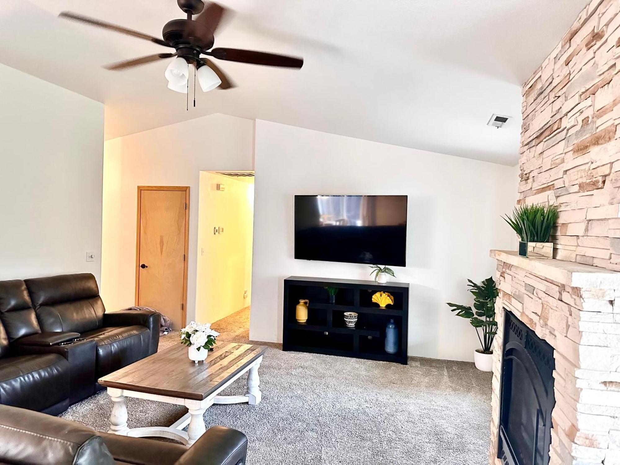 Villa Hot Tub! King Bed-Firepitt-Near Airport& Freeway à Medford Extérieur photo